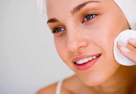 girl appliying ponds on her face